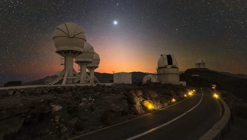 Nowa sieć teleskopów optycznych BlackGEM w zarządzanym przez Europejskie Obserwatorium Południowe obserwatorium astronomicznym La Silla w Chile oficjalnie zaczęła skanowanie nieba w poszukiwaniu źródeł fal grawitacyjnych. 