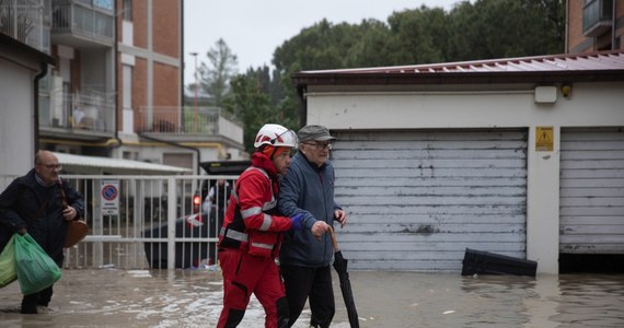 Osiem osób zginęło w rejonie miasta Forli we włoskim regionie Emilia-Romania w wyniku złej pogody i powodzi - podała Ansa za lokalnymi władzami w tym mieście. Wcześniej informowano o dwóch ofiarach śmiertelnych i czterech zaginionych. Ewakuowano około 4 tysięcy osób. Z brzegów wystąpiło tam 14 rzek. Obrona Cywilna ostrzegła, że niebezpieczeństwo grozi też ratownikom.