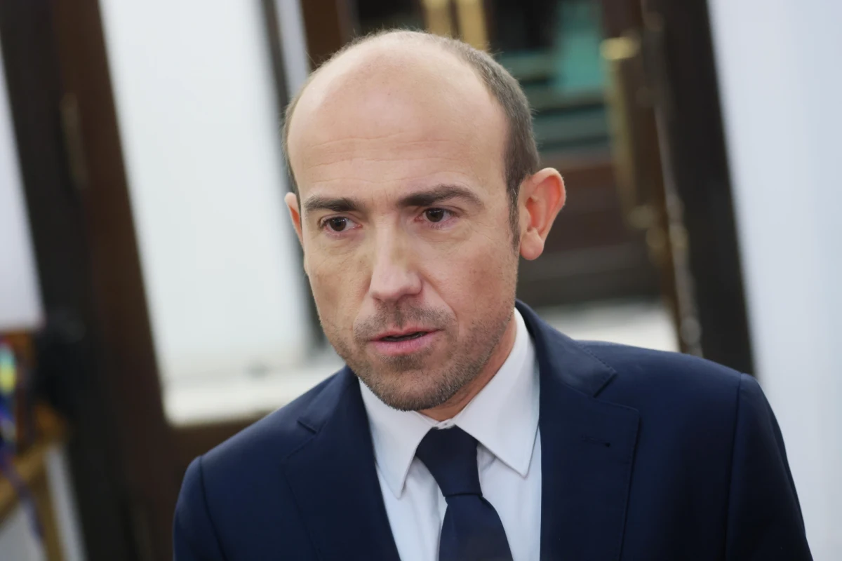 Klub Koalicji Obywatelskiej złożył w Sejmie projekt ustawy przewidującej waloryzację świadczenia 500 plus do 800 złotych od 1 czerwca - poinformował dziennikarzy szef klubu Borys Budka. Klub złożył też projekt o kwocie wolnej w wysokości 60 tys. zł.