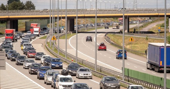 Rada Ministrów przyjęła projekt ustawy o zniesieniu opłat za autostrady zarządzane przez GDDKiA - poinformował podczas konferencji prasowej po rządzie minister infrastruktury Andrzej Adamczyk. Jak dodał, ma nadzieję, że opłaty te zostaną zniesione od 1 lipca. Minister zapowiedział też, że kolejny projekt ustawy będzie pozwalał zaprzestać poboru opłat na koncesjonowanych odcinkach autostrad.