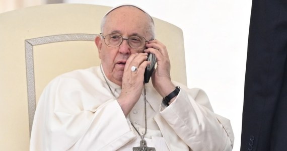 Papież Franciszek rozmawiał przez chwilę przez telefon komórkowy podczas środowej audiencji generalnej na placu Świętego Piotra.