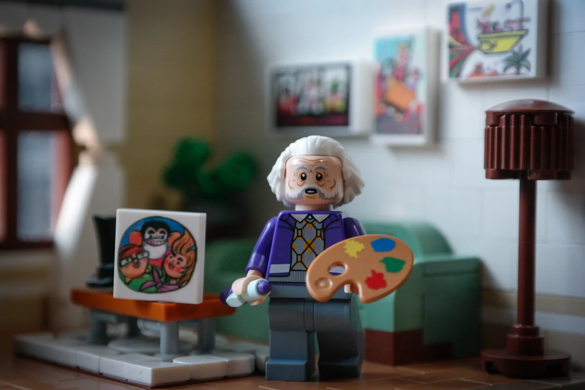 7 czerwca przypada 100. rocznica urodzin Henryka Chmielewskiego, niezapomnianego Papcia Chmiela. Z tej okazji powstała figurka Papcia Chmiela wykonana z klocków LEGO. Papcio jest w swojej pracowni wraz z rysunkami bohaterów komiksu „Tytus, Romek i A`Tomek”. Zestawu nie będzie można kupić. Nie będzie w stałej sprzedaży. Być może trafi na licytację. 
