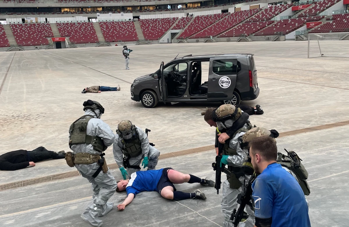 Na Stadionie Narodowym w Warszawie przeprowadzono ćwiczenia na wypadek użycia broni chemicznej podczas imprezy masowej. W ćwiczenia zaangażowane są różne służby: od policję, przez żandarmerię wojskową, po specjalistów z laboratorium kryminalistycznego.