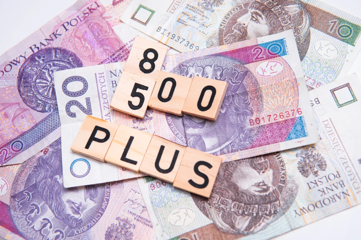 Rodziny mają dostać dodatkowe pieniądze. PiS zapowiedział 800 plus na każde dziecko. Donald Tusk zaproponował, żeby zrobić to już od 1 czerwca. Reszta opozycji mówi mniej zgodnym głosem. O tym, czy rodziny dostaną te pieniądze, czy jest to wciąż gra wyborcza, mówił w Radiu RMF24 dr Marcin Kędzierski z Uniwersytetu Ekonomicznego w Krakowie.