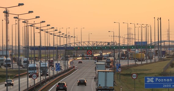 Planowane zniesienie opłat dla samochodów osobowych za przejazd autostradami zarządzanymi przez GDDKiA nie będzie miało wpływu na wysokość stawek pobieranych od pojazdów powyżej 3,5 tony i autobusów – takie zapewnienie od Ministerstwa Infrastruktury otrzymał reporter RMF FM Michał Dobrołowicz. Wątpliwości i obawy w tej sprawie zgłaszali przedstawiciele firm transportowych i zrzeszeń ich właścicieli, komentując obietnice PiS-u. Minister Andrzej Adamczyk twierdzi, że opłaty autostradowe mogą zostać zniesione już od 1 lipca.