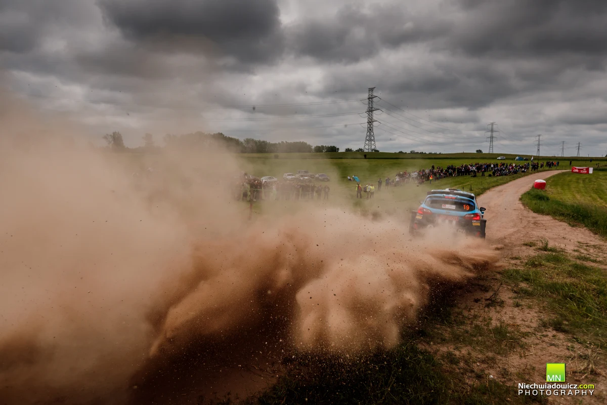 Już w najbliższy weekend w Mikołajkach ORLEN 79. Rajd Polski. Na starcie zjawią się 83 załogi z 25 krajów, które będą rywalizowały o końcowy triumf w trzeciej rundzie mistrzostw Europy (ERC) oraz w drugiej odsłonie Rajdowych Samochodowych Mistrzostw Polski (RSMP). Mieliśmy dla Was wejściówki na tę imprezę sportową.