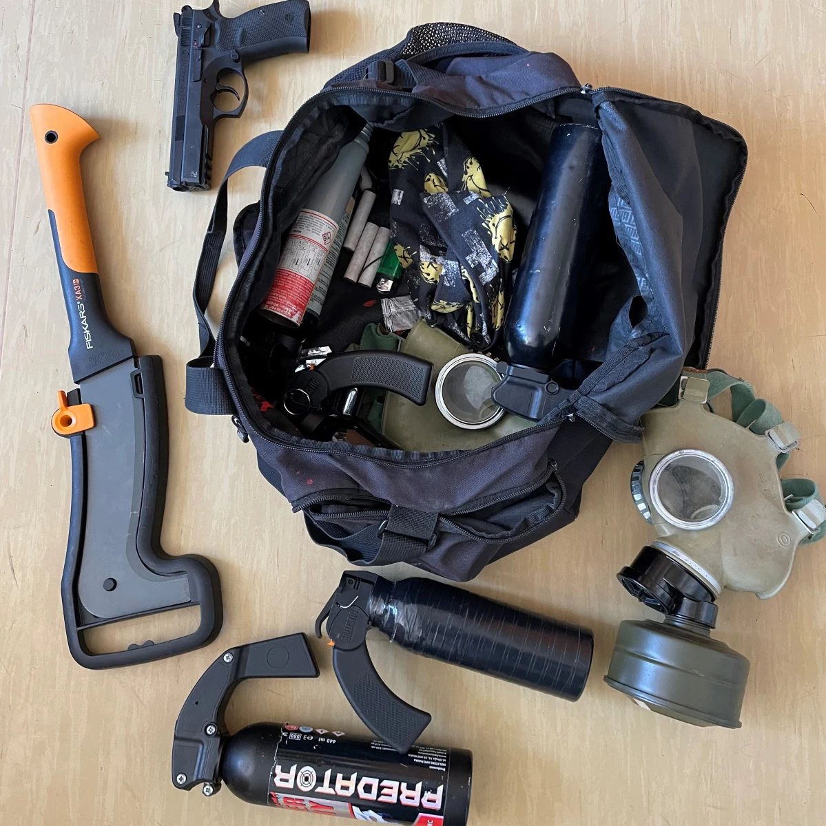 W ubiegły wtorek, w rejonie krakowskich Czyżyn policjanci interweniowali wobec kilkuosobowej grupy osób jadących tramwajem, którzy mieli przy sobie niebezpieczne narzędzia. Według zgłoszenia, chwilę wcześniej nastolatkowie zakłócali porządek na jednej z nowohuckich ulic. Najmłodsza z zatrzymanych osób miała zaledwie 14 lat. 