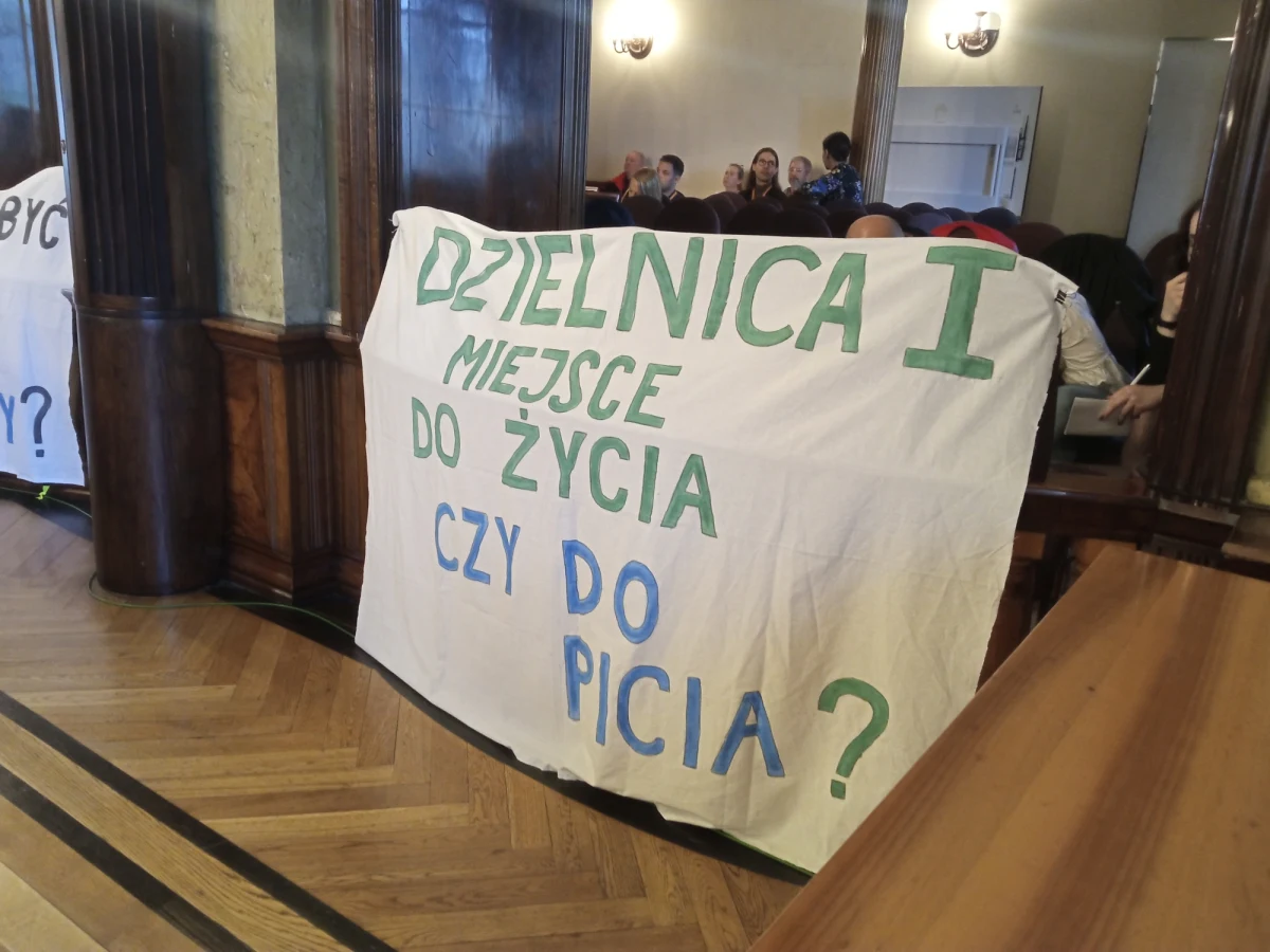 Zakaz sprzedaży alkoholu nocą na stacjach benzynowych i w sklepach detalicznych w Krakowie uchwaliła Rada Miasta. Ma obowiązywać od 1 lipca, od północy do g. 5.30 rano. 

