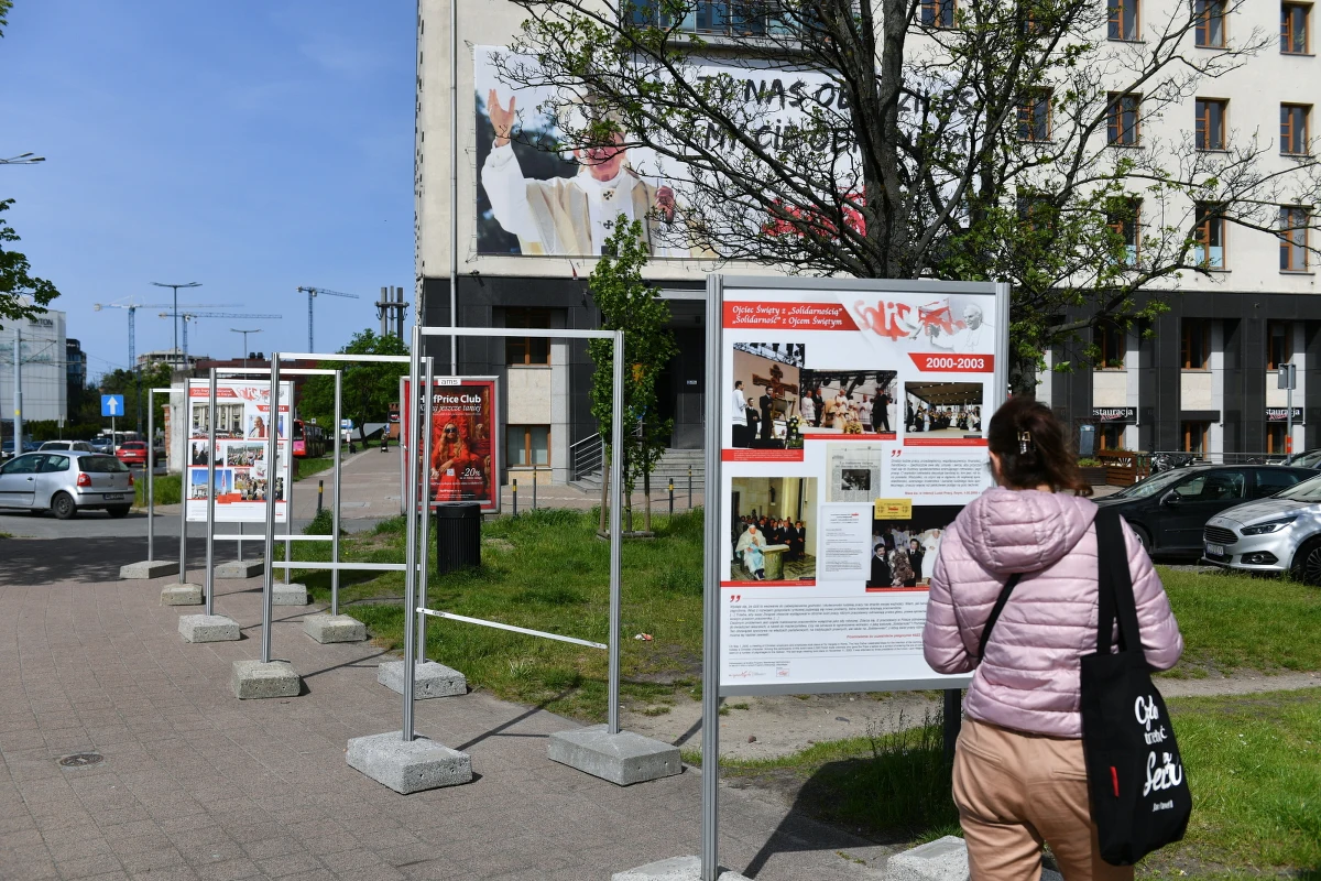 We wtorek po godzinie 22.00 grupa wandali ponownie zniszczyła wystawę poświęconą św. Janowi Pawłowi II, która stoi przed gdańskim budynkiem "Solidarności" - poinformowali związkowcy. Dewastację zarejestrował monitoring. Sprawa została zgłoszona na policję.