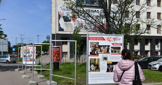 We wtorek po godzinie 22.00 grupa wandali ponownie zniszczyła wystawę poświęconą św. Janowi Pawłowi II, która stoi przed gdańskim budynkiem "Solidarności" - poinformowali związkowcy. Dewastację zarejestrował monitoring. Sprawa została zgłoszona na policję.