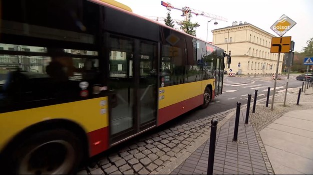 Ta zmiana ma lepiej chronić kierowców i motorniczych miejskiej komunikacji. Ustawa, która przyznaje im status funkcjonariusza publicznego czeka już tylko na podpis prezydenta. Po wejściu jej w życie to Ci, którzy zaatakują kierowców będą ścigani z urzędu.Materiał dla "Wydarzeń" przygotował Maciej Stopczyk.