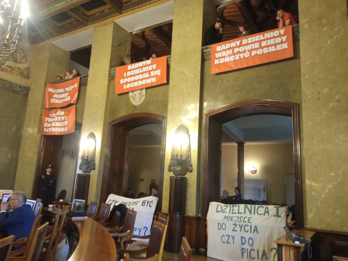 Radni zgodzili się na wydłużenie pracy ogródków przy kawiarniach i restauracjach na krakowskim Kazimierzu. Tego chcieli przedsiębiorcy, którzy w środę pikietowali przed Urzędem Miasta, a pod obrady radnych wnieśli obywatelski projekt uchwały, pod którym się popisało 1285 osób.       

