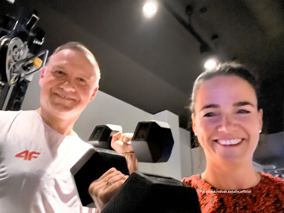 Prezydent Węgier Katalin Novak opublikowała na Facebooku nietypowe zdjęcie z prezydentem Polski Andrzejem Dudą. Głowy państw zobaczyliśmy nie w garniturach czy wieczorowych strojach, a w sportowych koszulkach.