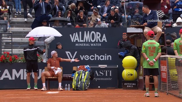 W drugim secie meczu Holger Rune - Novak Djoković podczas turnieju ATP 1000 w Rzymie doszło do kontrowersyjnej sytuacji. Duńczyk przerwał akcję, ponieważ był przekonany, że zagrana przez rywala piłka wyszła na aut i poprosił o sprawdzenie styczności z linią. Sędziujący to spotkanie Mohamed Lahyani uznał jednak, że Rune się pomylił. - Jesteś absolutnym żartem, człowieku - denerwował się Duńczyk podczas przerwy medycznej. Jak się później okazało, to tenisista miał rację, gdyż uderzona przez Djokovicia piłka faktycznie wyszła na aut...

W tekście zawarto link serwisu partnerskiego