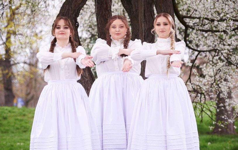Piosenką "Przerwany", nagraną w duecie z Haliną Mlynkovą, grupa Tulia rozpoczyna nowy etap w swojej karierze. Utwór zakwalifikował się do konkursu Premier na tegorocznym festiwalu w Opolu.