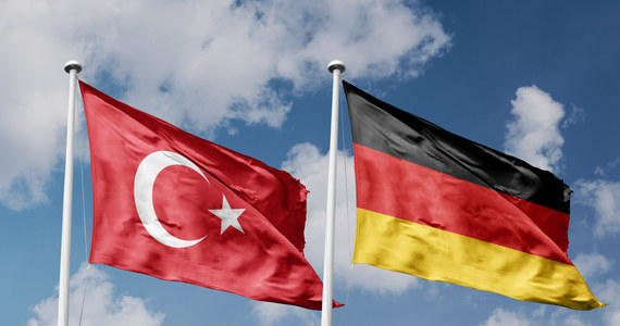 Ministerstwo spraw zagranicznych Turcji wezwało w środę ambasadora Niemiec Jurgena Schulza w sprawie zatrzymania przez policję we Frankfurcie tureckich dziennikarzy - poinformowała agencja Anatolia.