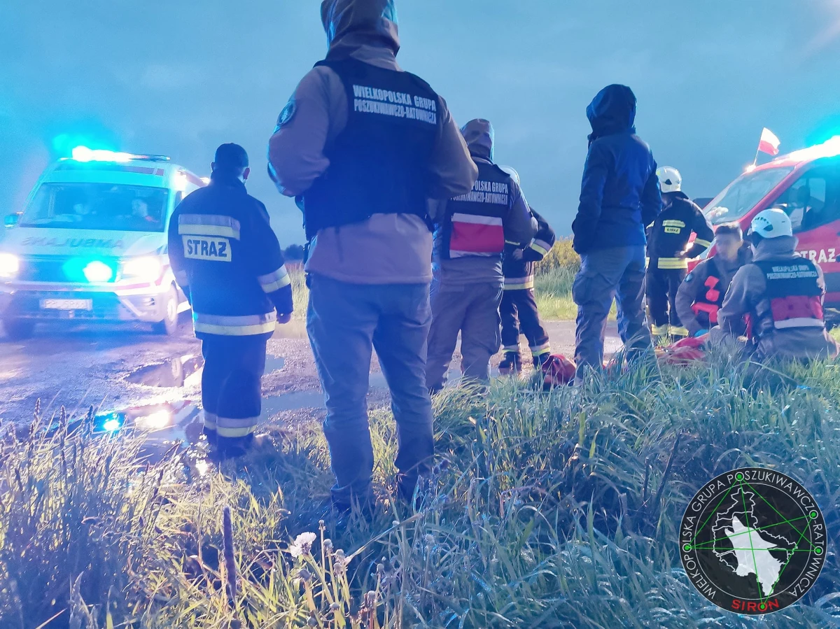 Zdaniem lekarzy i policji kundelek Skierka uratował życie 70-letniemu mężczyźnie, którego zaginięcie zgłosiła rodzina. Zmarzniętego seniora odnaleziono z przytulonym do niego psem w lesie - poinformowała oficer prasowy jarocińskiej policji aspirant sztabowy Agnieszka Zaworska.