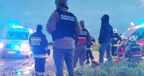 Zdaniem lekarzy i policji kundelek Skierka uratował życie 70-letniemu mężczyźnie, którego zaginięcie zgłosiła rodzina. Zmarzniętego seniora odnaleziono z przytulonym do niego psem w lesie - poinformowała oficer prasowy jarocińskiej policji aspirant sztabowy Agnieszka Zaworska.