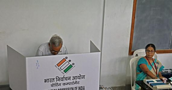 ​Kandydatka do rady miejskiej w Hasanpur w indyjskim stanie Uttar Pradesh zmarła przed wyborami. Mimo to w ich trakcie zagłosowała na nią wystarczająca do zdobycia mandatu liczba osób - poinformował portal gazety "Times of India".