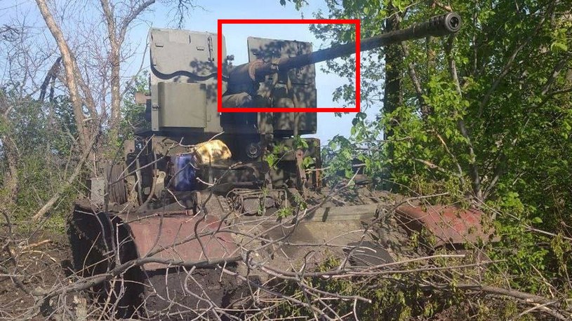 Rosjanie nie przestają zaskakiwać swoimi żałosnymi pomysłami na poradzenie sobie z problemem ukraińskich dronów kamikadze. Oto w boju zmodyfikowany "starożytny" czołg T-54 z działem przeciwlotniczym.