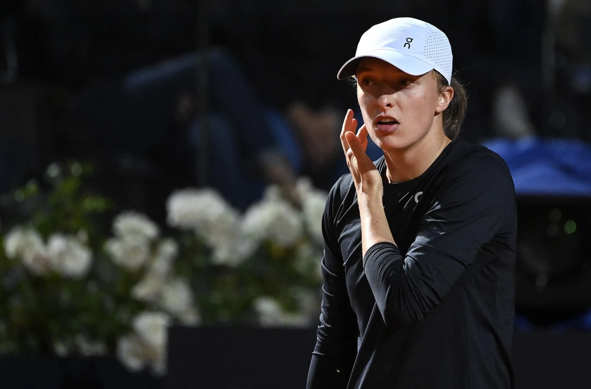 Iga Świątek z powodu kontuzji skreczowała w meczu z reprezentantką Kazachstanu Jeleną Rybakiną w ćwierćfinale turnieju WTA w Rzymie. Polska tenisistka zeszła z kortu przy stanie 2:2 w trzecim secie. Pierwszego wygrała 6:2, a w drugim uległa 6:7 (3-7). Polka doznała urazu nogi.