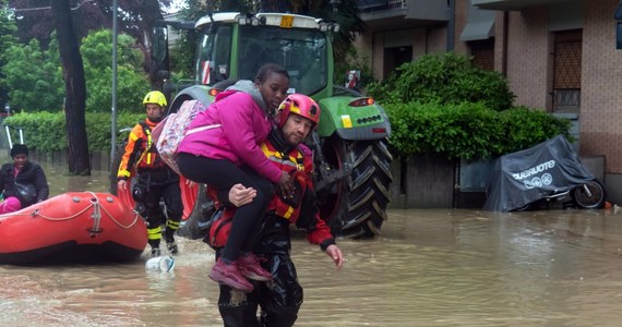 14 ofiar śmiertelnych, 13 tysięcy osób ewakuowanych - ten najnowszy bilans katastrofalnej powodzi we włoskim regionie Emilia-Romania podaje dziś prasa za lokalnymi władzami. Podkreśla się, że nad tą częścią kraju przeszły tropikalne deszcze, będące rezultatem "chorego klimatu".