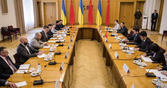 ​"Będziemy nadal rozwijać obopólnie korzystną i opartą na wzajemnym szacunku współpracę z Ukrainą, a także wspierać ten kraj w miarę posiadanych możliwości" - oświadczyło w czwartek MSZ Chin po wizycie specjalnego wysłannika rządu Chińskiej Republiki Ludowej Li Hui w Kijowie.