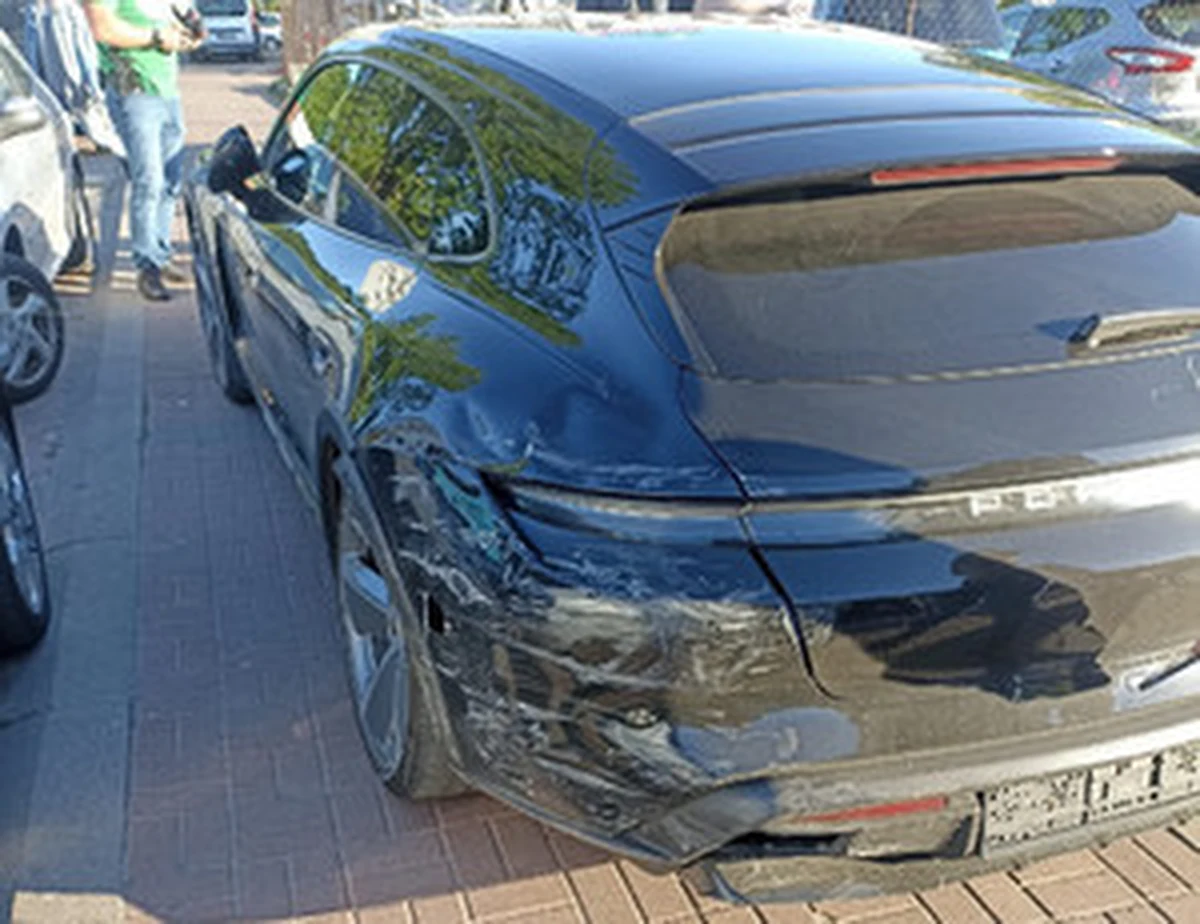 Pijany 39-latek z premedytacją potrącił rowerzystę i uszkodził trzy inne samochody. Jak się okazało, porsche nie należało do niego, a kluczyki od samochodu znalazł w trawie. Mołdawianin trafił do aresztu, a w więzieniu może spędzić nawet 5 lat.