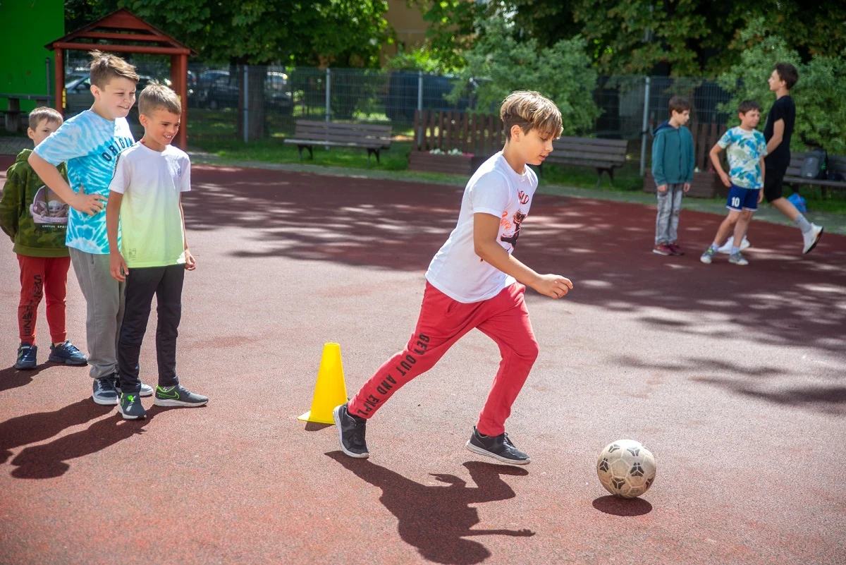 42 tysiące miejsc, w ponad 160. placówkach w Warszawie czeka na dzieci i uczniów, którzy chcą wziąć udział w tegorocznej akcji "Lato w Mieście". Ruszyły zapisy do miejskiego programu zorganizowanej opieki w czasie wakacji. Dzieci mogą liczyć na ciekawą ofertę zajęć i wyżywienie. Za dzień pobytu dziecka rodzice zapłacą, tak jak przed rokiem, 50 zł.