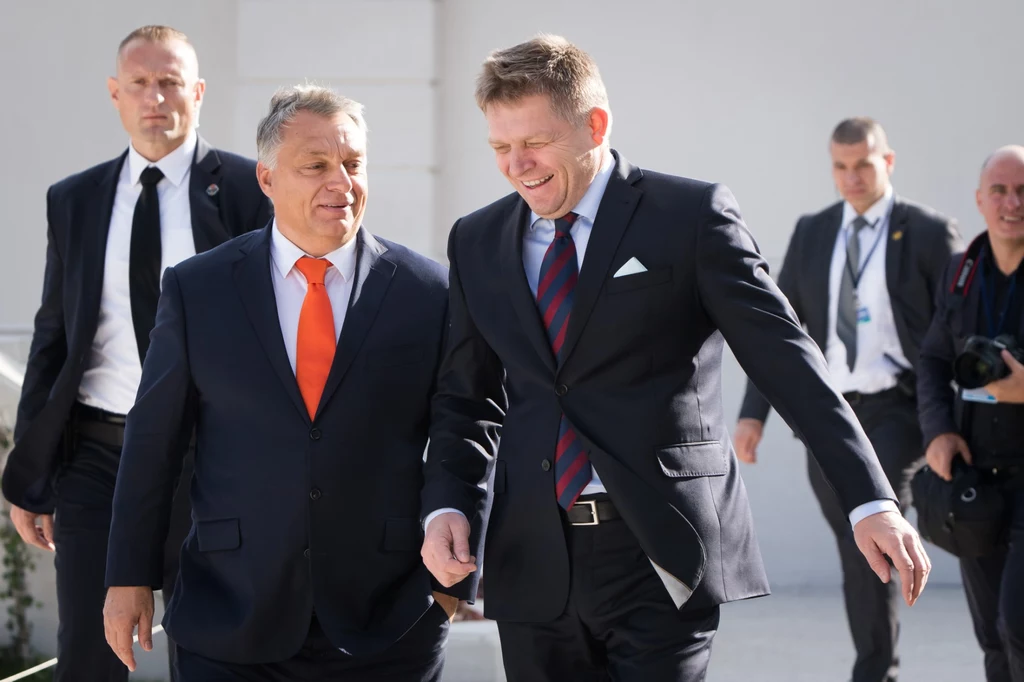 Premierzy Węgier i Słowacji, Viktor Orban i Robert Fico w trakcie spotkania w Bratysławie w październiku 2017 r.