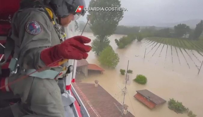 Powodzie we Włoszech. Starsi ludzie ewakuowani przez ratowników