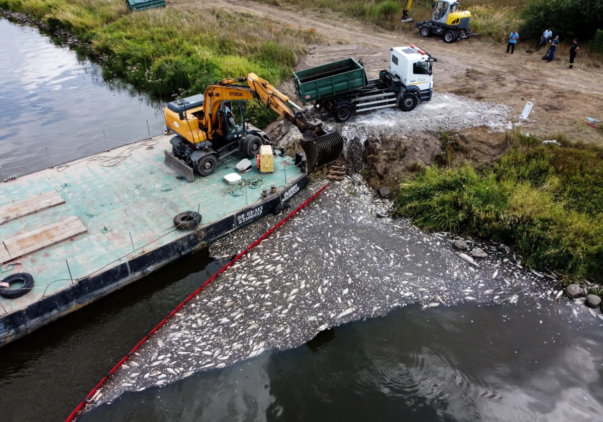 W przypadku niskiego poziomu wody w Odrze, a także jeśli parametry substancji zrzucanych do rzeki będą przekraczały dopuszczalne normy, będziemy mogli zakazać na określony czas zrzutów ścieków lub cofnąć pozwolenie na taki zrzut - poinformował wiceminister infrastruktury Marek Gróbarczyk.