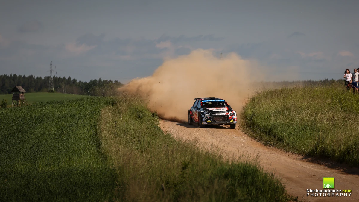 Od dziś do niedzieli kibiców motorsportu czekają emocje na mazurskich i warmińskich szutrach. Rusza bowiem 79. Rajd Polski. Już tradycyjnie jego bazą będą Mikołajki. Impreza jest w tym roku rundą mistrzostw Europy i mistrzostw Polski. Jednym z faworytów będzie załoga Mikołaj Marczyk i Szymon Gospodarczyk.
