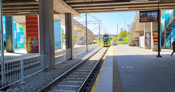 Miało być szybko i bezpiecznie, a zamiast tego mieszkańcy otrzymali prawdziwy wstrząs. Miejskie Przedsiębiorstwo Komunikacyjne w Poznaniu wycofało z kursowania po świeżo wyremontowanej trasie Poznańskiego Szybkiego Tramwaju aż 50 składów. Powodem jest tzw. "wężykowanie". Pojawia się ono przy osiąganiu maksymalnych prędkości i powoduje wstrząsy tramwajów.