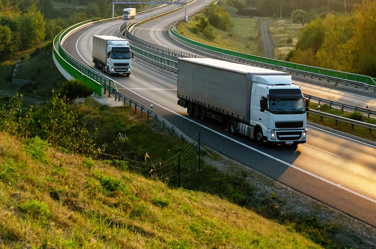 Będzie zakaz wyprzedzania dla ciężarówek na autostradach i drogach ekspresowych! Rząd przyjął takie rozwiązanie w środę przy okazji znoszenia opłat za przejazd płatnymi odcinkami autostrad. Do zapisów projektu dotarł reporter RMF FM Mariusz Piekarski. 