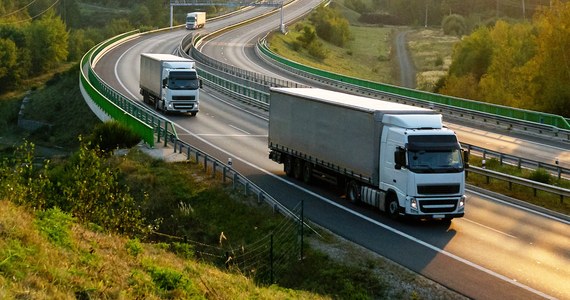 Będzie zakaz wyprzedzania dla ciężarówek na autostradach i drogach ekspresowych! Rząd przyjął takie rozwiązanie w środę przy okazji znoszenia opłat za przejazd płatnymi odcinkami autostrad. Do zapisów projektu dotarł reporter RMF FM Mariusz Piekarski. 