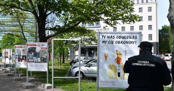 Gdańscy policjanci zatrzymali dwie osoby podejrzewane o zniszczenie wystawy o Janie Pawle II, do którego doszło w miniony wtorek przy ul. Wały Piastowskie w Gdańsku. Mężczyźni w wieku 19 oraz 22 lat jeszcze dziś mogą usłyszeć zarzuty.