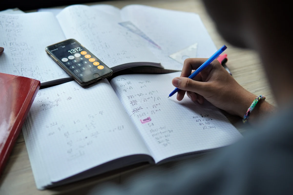 Co będzie na egzaminie ósmoklasisty 2023 z matematyki? Uczniowie ostatnich klas szkół podstawowych odliczają dni do najważniejszego w ich życiu egzaminu. Ostatnie dni z pewnością poświęcą na powtórzenie materiału. Przy tej okazji warto skorzystać z arkuszy egzaminacyjnych CKE z poprzednich lat. Zebraliśmy je w tym artykule.