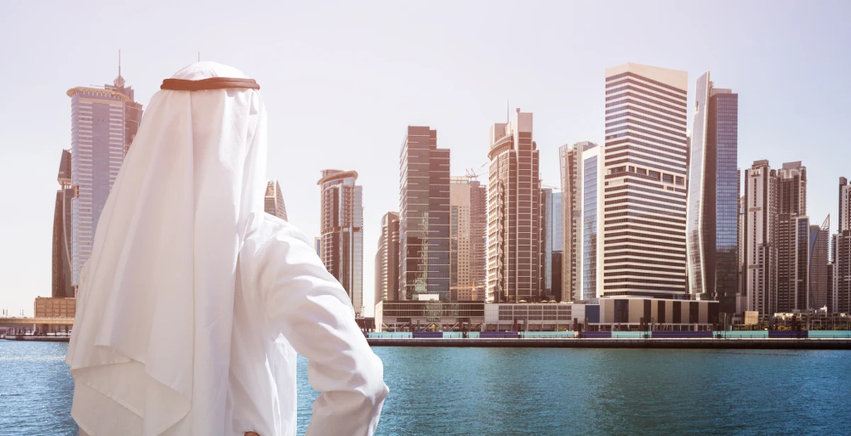 Mężczyzna podający się za kuzyna księcia z Dubaju obiecywał 28-latce, która poznała go przez internet, że ofiaruje jej 27 tys. dolarów na budowę domu. Kobieta uwierzyła, że aby było to możliwe, musi przelać pewną kwotę na przewalutowanie darowizny. Straciła w ten sposób blisko 6,5 tys. zł.