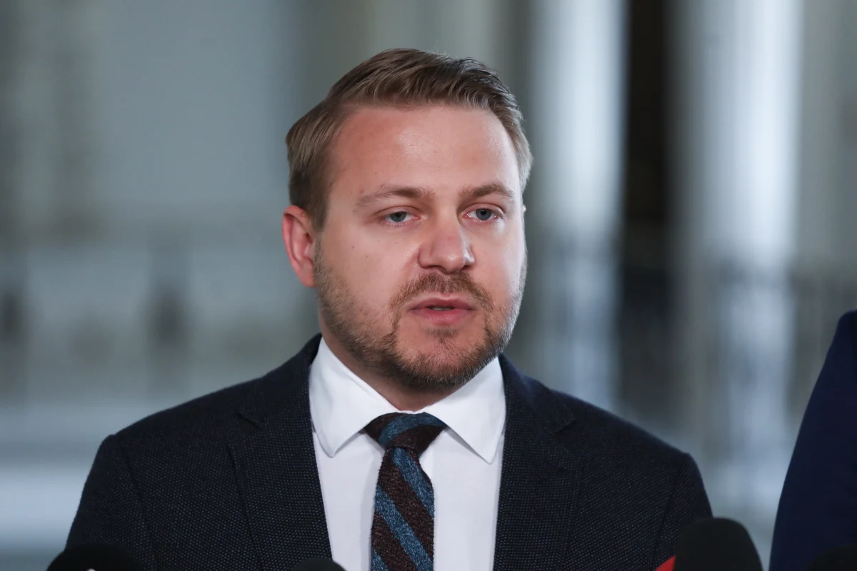 ​Wiceminister klimatu i środowiska Jacek Ozdoba zapowiedział w czwartek, że wkrótce ma zostać przygotowany i złożony wniosek do TSUE ze skargą na Niemcy, która będzie dotyczyć uchylania się Niemiec od uprzątnięcia 35 tys. ton odpadów, które trafiły do Polski.