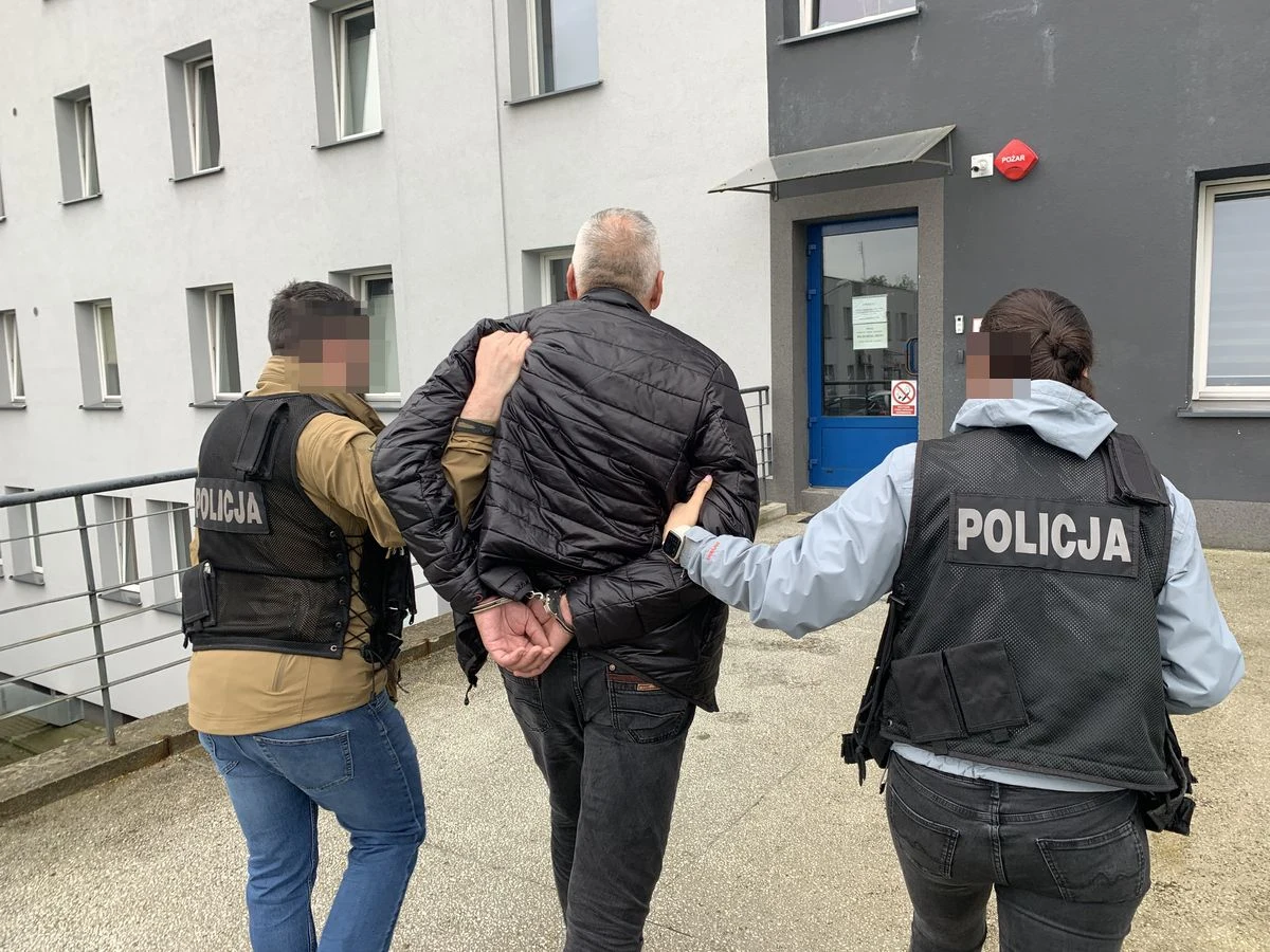 Policjanci z Lublina  zatrzymali w Nowym Targu 59-latka podejrzanego o oszustwa seniorów metodą „na wypadek”. Sprawca został zatrzymany bezpośrednio po dokonanym przestępstwie i odbiorze pieniędzy. Łącznie funkcjonariusze znaleźli w jego samochodzie ponad 100 tys. zł. Usłyszał zarzuty trzech oszustw, ale według policji mężczyzna może mieć na koncie więcej takich przestępstw.