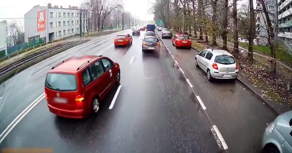 ​Niebezpieczny manewr na drodze. W Katowicach kierowca auta osobowego zajechał drogę ciężarówce i zaczął gwałtownie hamować. Teraz grozi mu sądowy zakaz prowadzenia pojazdów i nawet 30 tys. złotych grzywny.