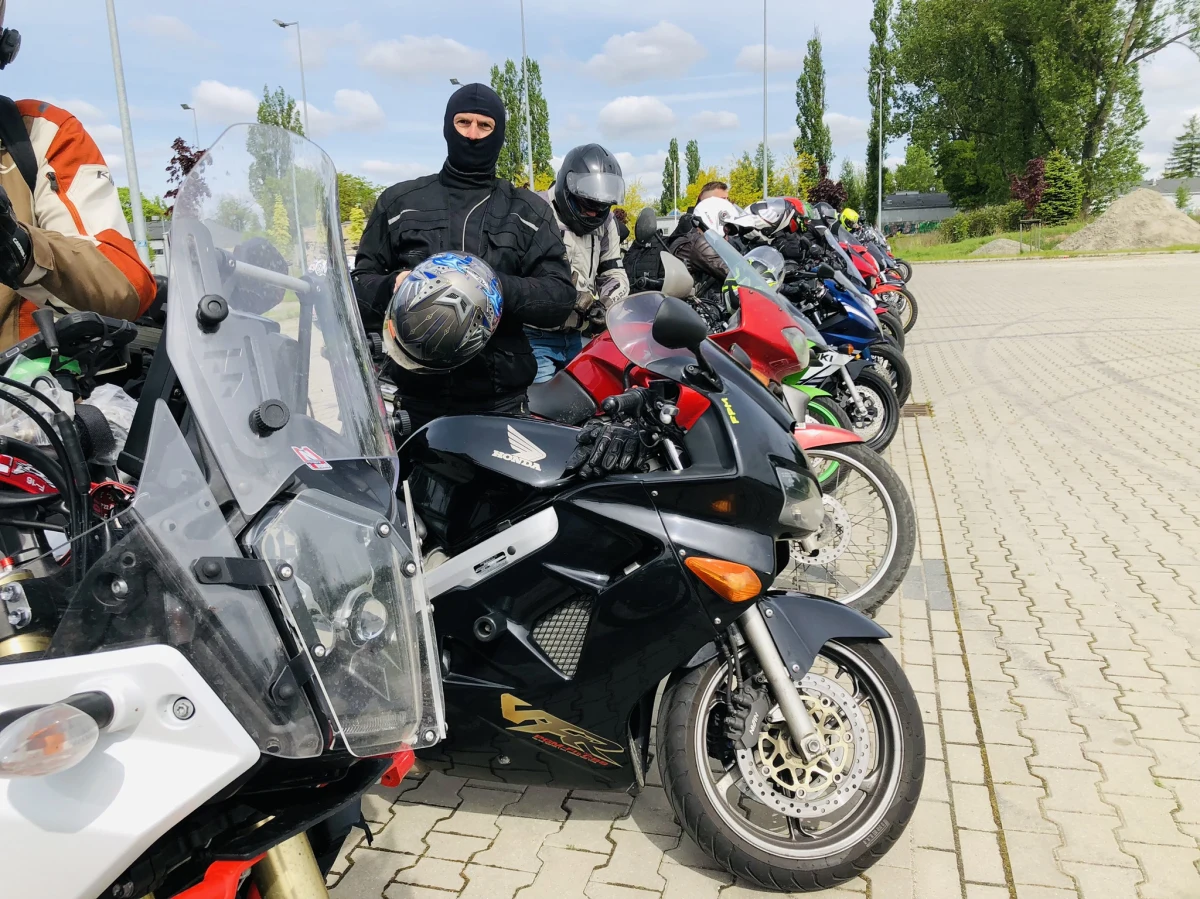 Ponad 30 żołnierzy i funkcjonariuszy służb mundurowych wyruszyło dziś na trasę 4. Rajdu Motocyklowego Weteranów w Łódzkiem. Trzydniowa wyprawa na jednośladach to rodzaj hołdu dla pamięci kolegów, którzy polegli na zagranicznych misjach. Motocykliści pokonają ponad pół tysiąca kilometrów.