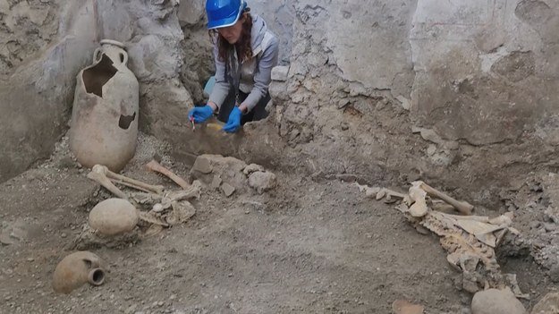Naukowcy odkryli w Pompejach dwa nowe szkielety. Najprawdopodobniej są to szczątki mężczyzn w średnim wieku, którzy zginęli w trakcie erupcji Wezuwiusza w 79 r. n.e. Prace archeologiczne w Pompejach zaczęto prowadzić w połowie XVIII wieku. Miasto było pogrzebane kilkumetrową warstwą popiołu i jest dla badaczy doskonałym miejscem poznawania kultury i życia mieszkańców średniego miasta z okresu rzymskiego.