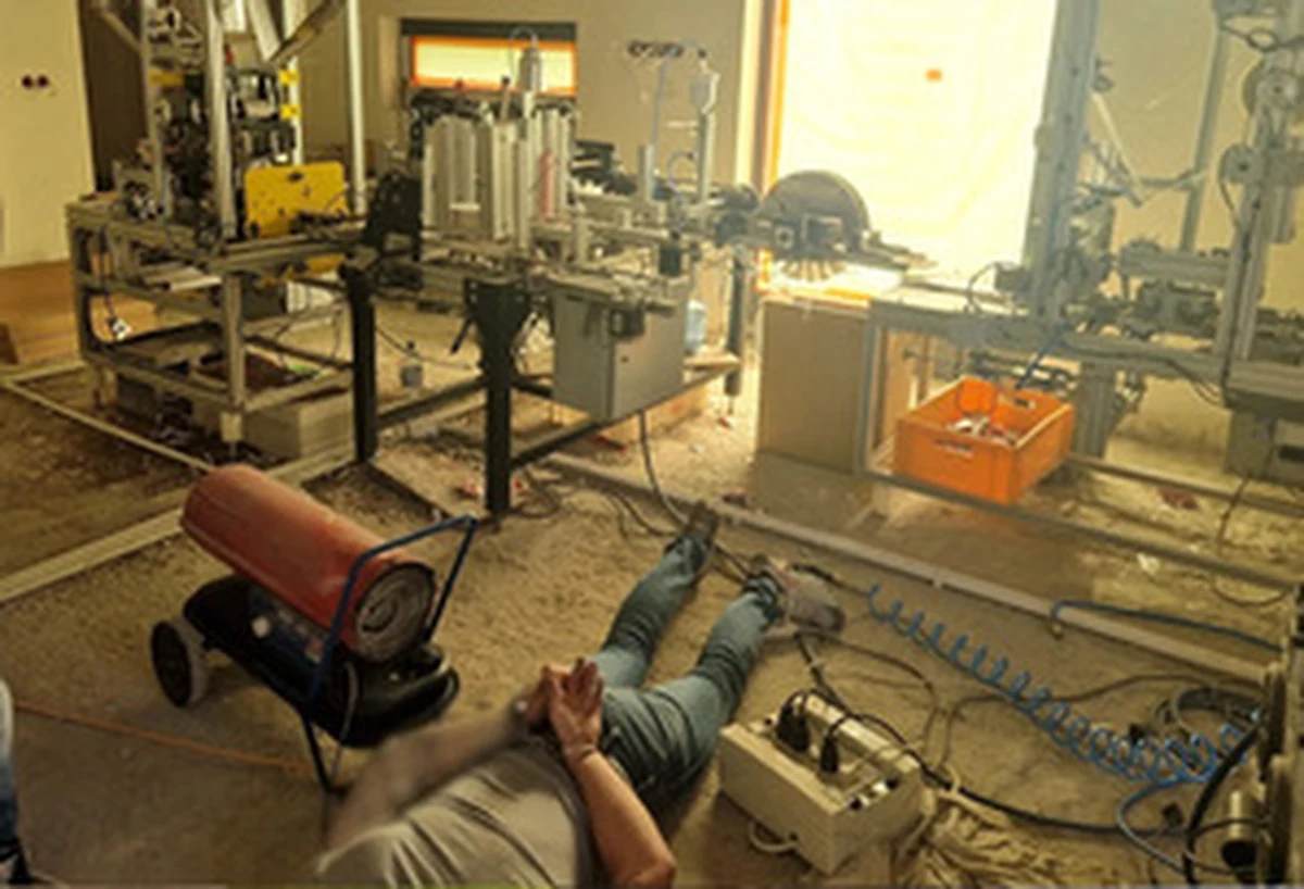 Ponad 400 tys. sztuk papierosów bez wymaganej akcyzy przejęli podczas wspólnej akcji funkcjonariusze Straży Granicznej z placówki w Grzechotkach i łódzkiej Krajowej Administracji Skarbowej. Zlikwidowali też kompletną linię do ich pakowania i zatrzymali cztery osoby.

