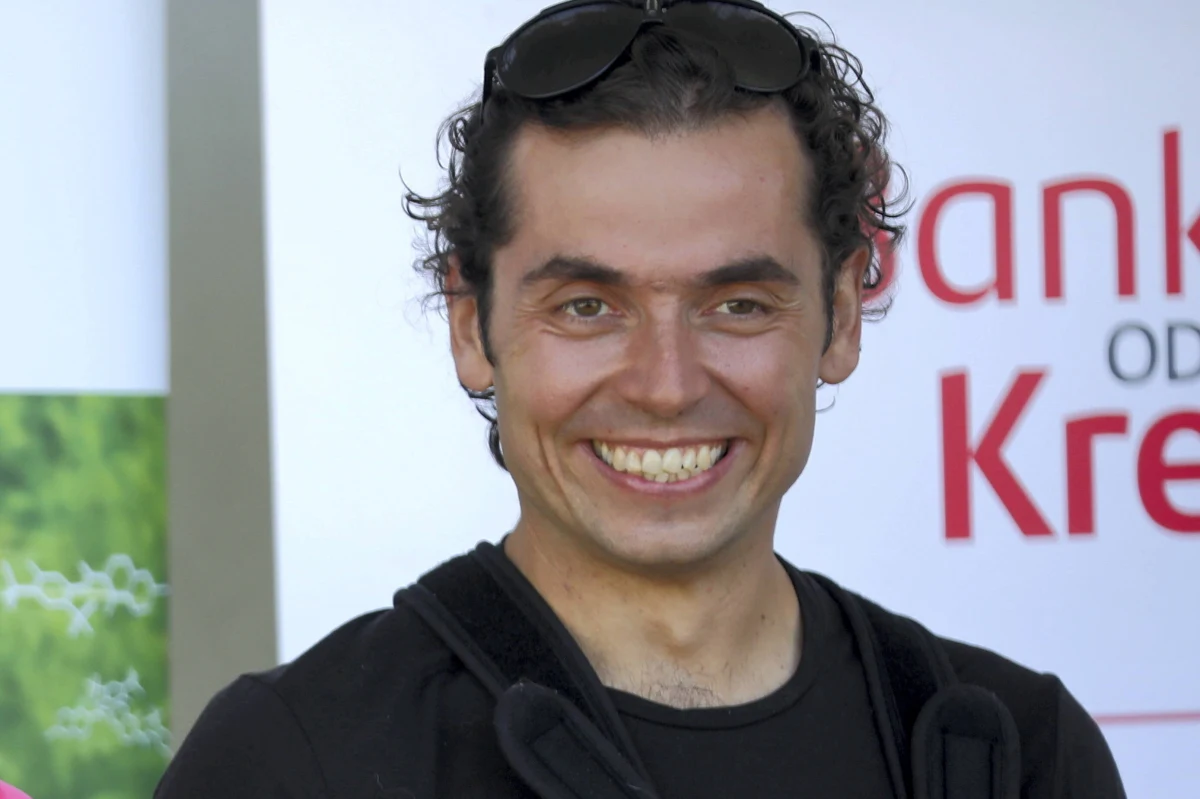 "Szukał w górach swojej drogi. Znalazł ją w samotnych przejściach. Miał niesamowitą wydolność. Był fanem trenowania i dużo czasu spędzał na pracy nad sobą" - tak były szef programu Polski Himalaizm Zimowy, Janusz Majer wspominał w internetowym Radiu RMF24 swojego przyjaciela, tragicznie zmarłego alpinistę Kacpra Tekielego - prywatnie męża Justyny Kowalczyk-Tekieli. "Kacper był znany z tego, że choć akceptował pewien sposób ryzyka, jeśli chodzi o solowe wspinanie, to jednak był bardzo ostrożny w tym, co robił" - dodawał Majer.