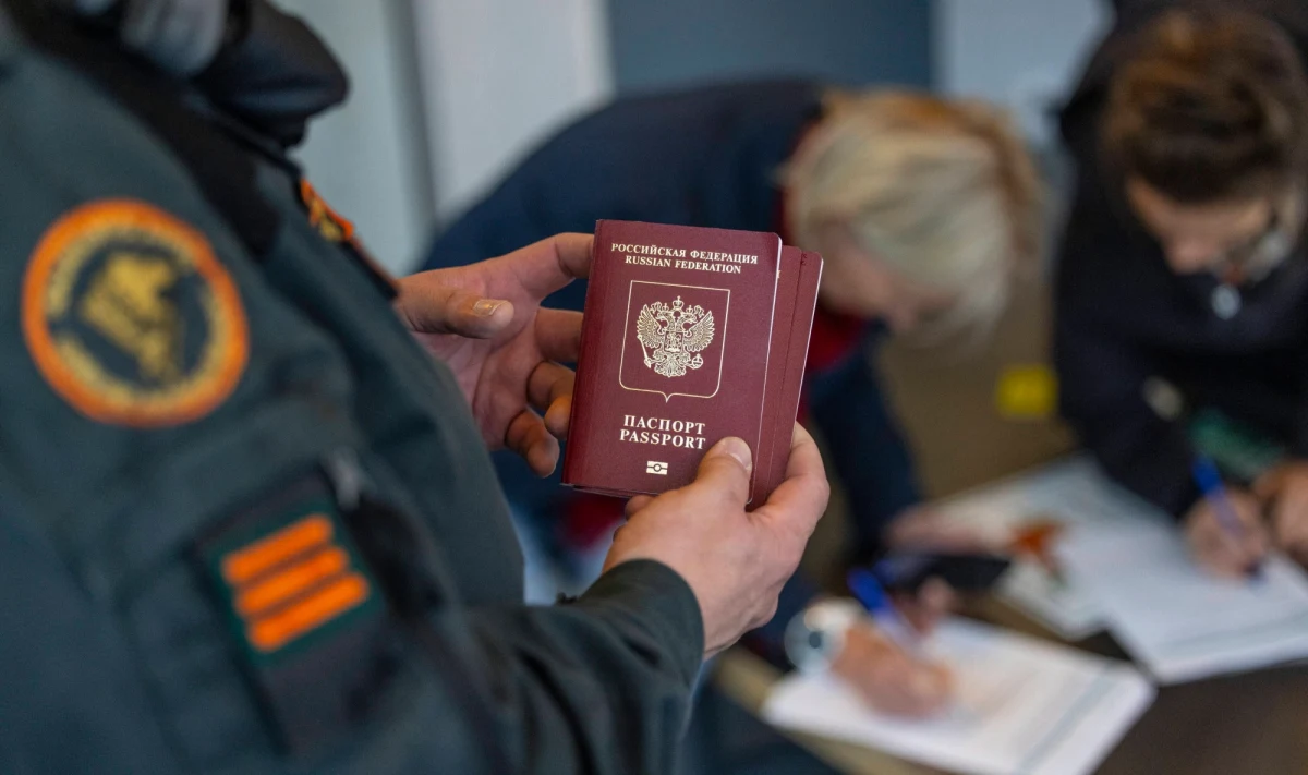 Finlandia nie wie, co zrobić z Rosjanami, którzy uciekli przed poborem. Helsinki czekają w tej sprawie na instrukcje z Unii Europejskiej - informuje portal fińskiej telewizji Yle.