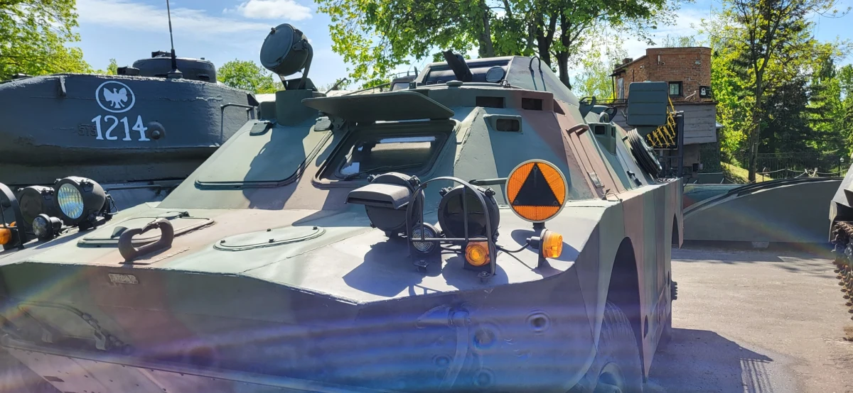 Pancerny chemik zawitał do Muzeum Uzbrojenia na poznańskiej Cytadeli. To odrestaurowany pojazd wojskowy z okresu PRL. Armia wykorzystywała go do rozpoznawania skażeń chemicznych. 