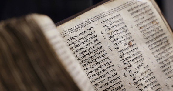 Kodeks Sassoona, jeden z najstarszych i najpełniejszych rękopisów Biblii Hebrajskiej został sprzedany na aukcji w Nowym Jorku za 38,1 miliona dolarów. To najwyższa cena za manuskrypt osiągnięta na aukcji. Kodeks Sassoona liczy ok. 1100 lat.
