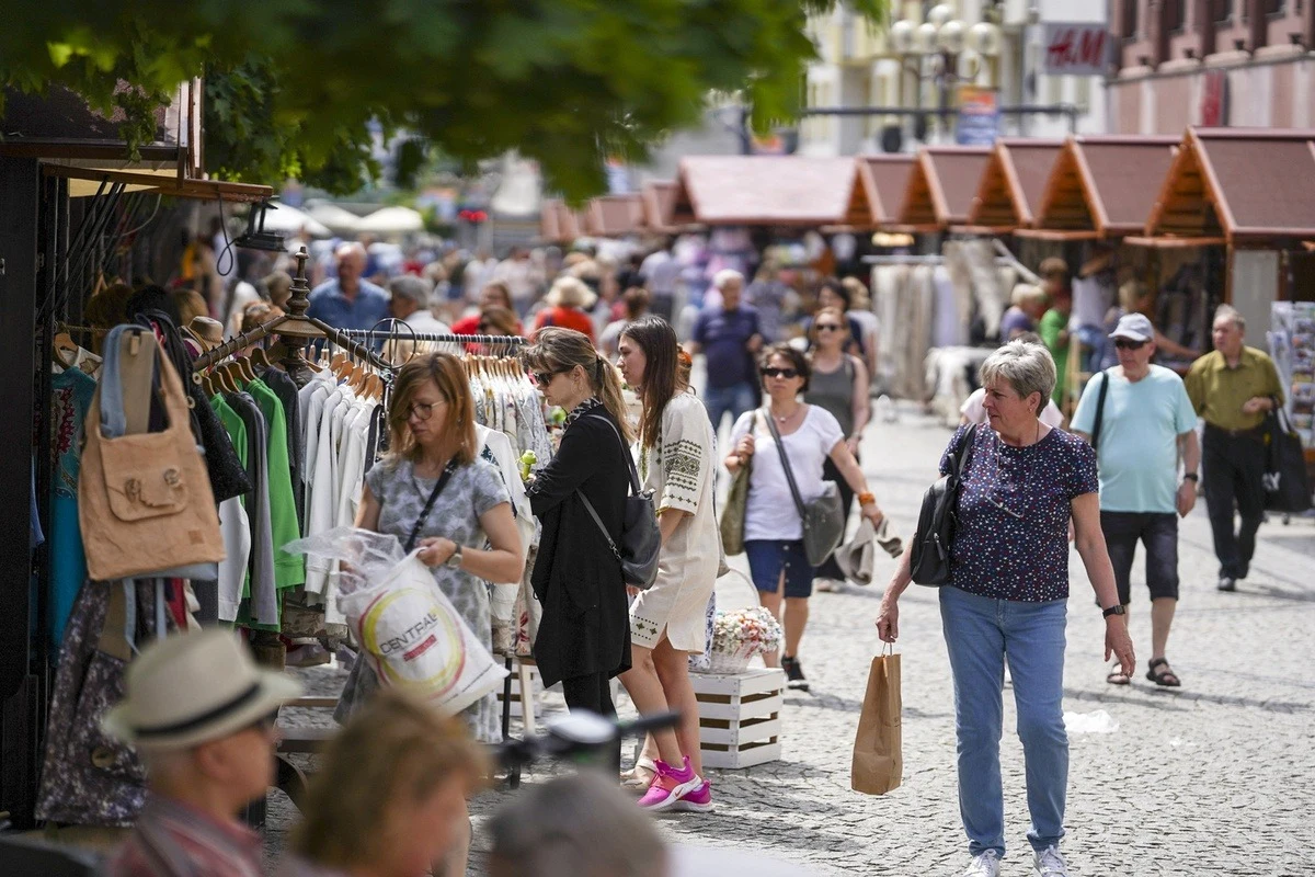 Na wrocławskim rynku rusza dziś Jarmark Świętojański. Rękodzielnicy pokażą swoje wyroby. Będzie można spróbować kuchni z różnych stron świata. Nie zabraknie też plaży. Usypano ją przy Ratuszu specjalnie na tę okazję.
